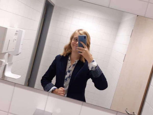 WhatsApp Image 2019-12-15 at 22.19.59 Ich, in meinem Business-Outfit zusammen mit meinem Business-Gesichtsausdruck